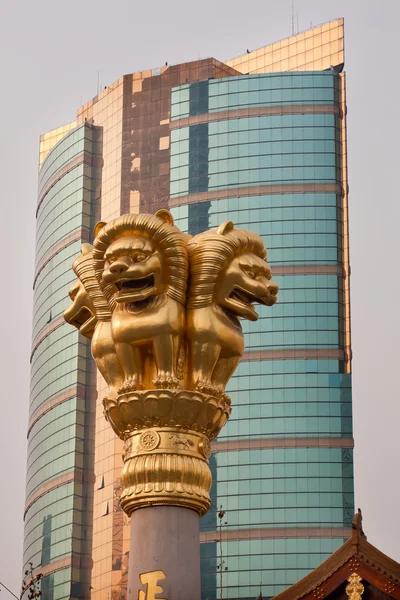 Altın Aslan çatı üst jing bir tapınak Çin shanghai — Stok fotoğraf