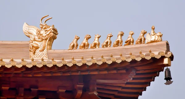 Altın çatı üst figürinler jing bir tapınak Çin shanghai — Stok fotoğraf