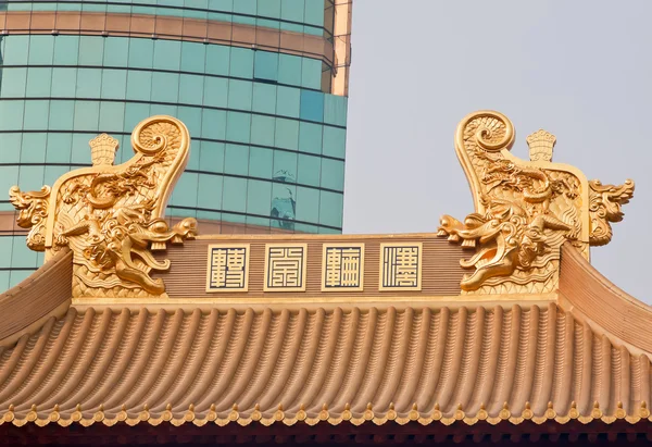 Dragons d'or toit Jing An Temple Shanghai Chine — Photo
