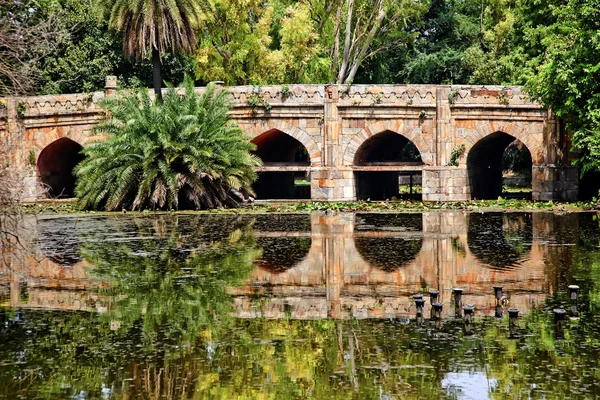 Athpula steinbrücke reflexion lodi gärten neue delhi indien — Stockfoto