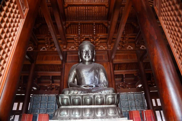 Silberbuddha in hölzerner Halle jing an Tempel shanghai China — Stockfoto