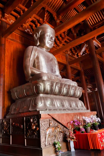 Zilveren Boeddha in houten hal altaar jing een tempel shanghai china — Stockfoto