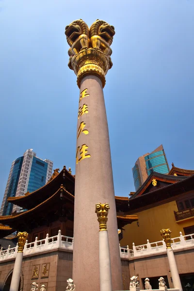 Goldene Löwen Säulen Dächer jing ein Tempel shanghai China — Stockfoto