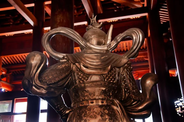 Guerreiro de prata no salão de madeira Jing An Temple Shanghai China — Fotografia de Stock