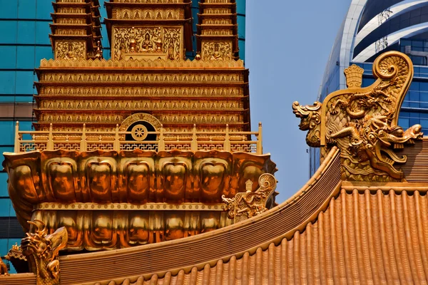 黄金龙金寺屋顶顶部静安寺上海下巴 — 图库照片