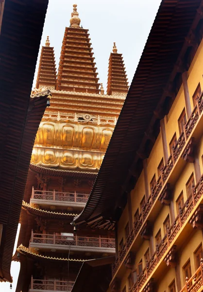 Golden Temple Edifícios de madeira telhado Top Jing An Temple Shanghai — Fotografia de Stock
