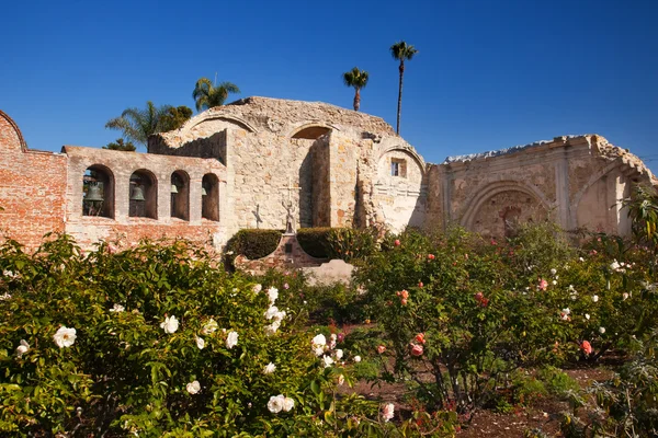 Mission San Juan Capistrano Church Ruins Rose Garden California — Stock Photo, Image