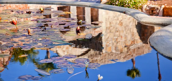 Brunnen pool reflexion abstrakt mission san juan capistrano ch — Stockfoto