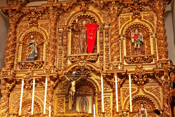 Zlatý oltář serra kaple mise san juan capistrano církevní ca — Stock fotografie