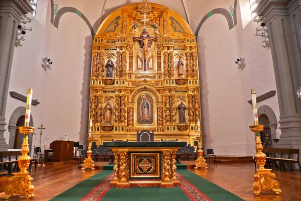 Złoty ołtarz misji Bazyliki san juan capistrano Kościół ba — Zdjęcie stockowe