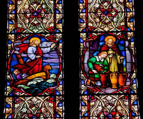Jeesus veneen viini lasimaalauksia National Shrine of Saint Franci — kuvapankkivalokuva
