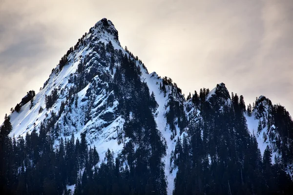 McClellan butte snow mountain peak snoqualme passera washington — Stockfoto