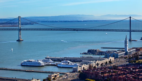 Bay bridge a trajektového terminálu san francisco Kalifornie — Stock fotografie