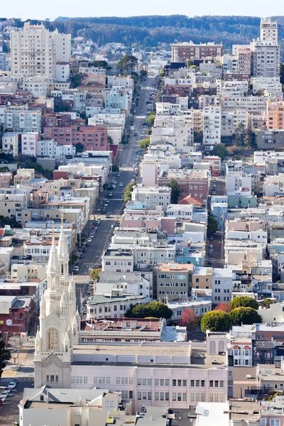 Edificios de Apartamentos St Peter and Paul Church Hill San Francisco — Foto de Stock