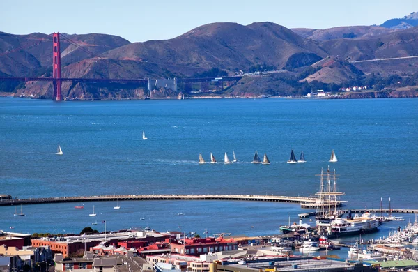 Fisherman 's Wharf Golden Gate Bridge Veleros San Francisco Ca — Foto de Stock