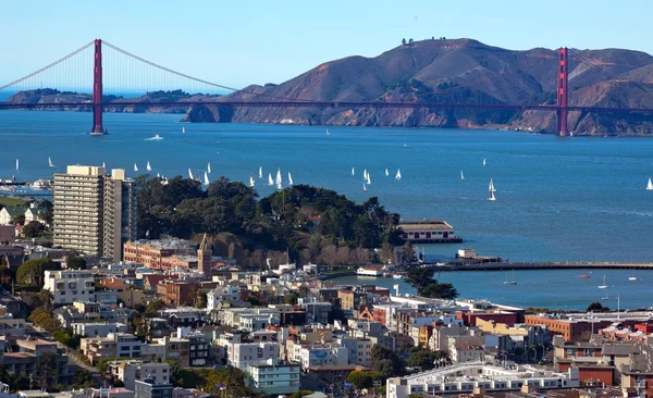 Γέφυρα Golden gate πανί σκάφη Σαν Φρανσίσκο στην Καλιφόρνια — Φωτογραφία Αρχείου