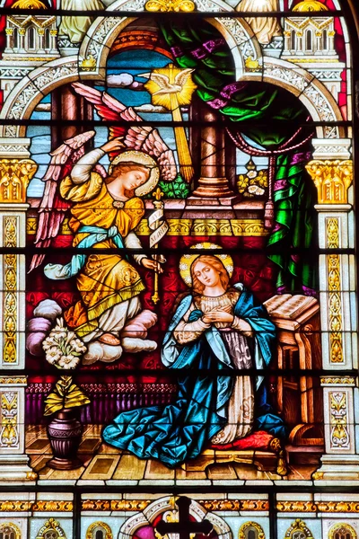 Angel mary mozaikové okno s peter paul katolické církve — Stock fotografie