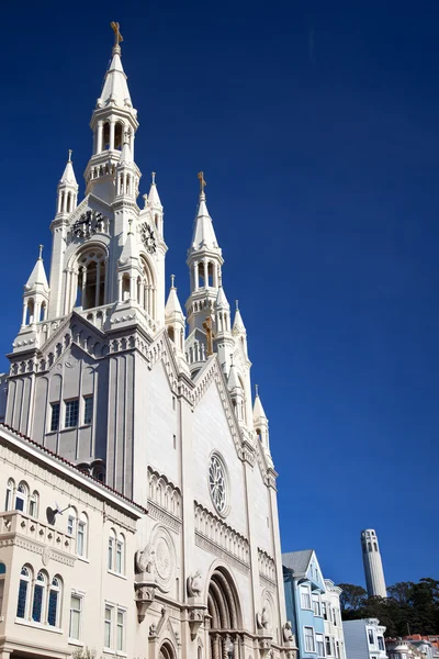 Saint Peter Paul katolinen kirkko Steeples Coit Tower San Francis — kuvapankkivalokuva