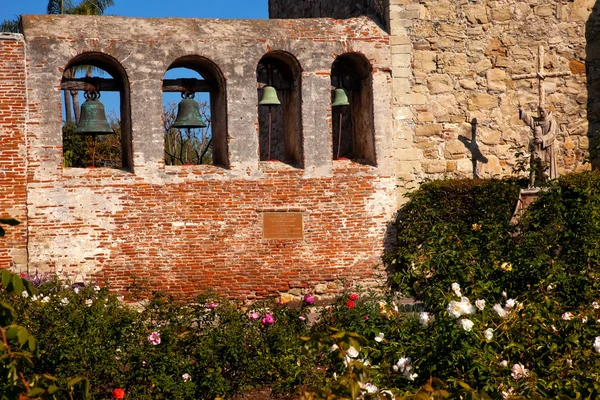 Missie san juan capistrano kerk muur klokken ruïnes rozentuin — Stockfoto