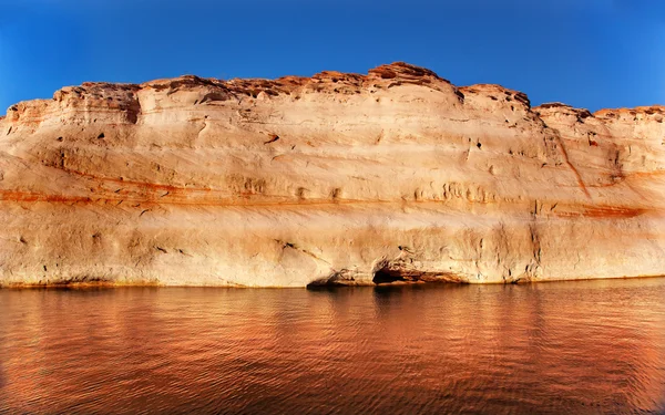 アンテロープ キャニオン反射アリゾナ州パウエル湖 — ストック写真