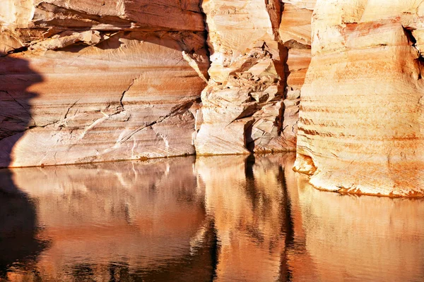 Fenda de antílope Reflexão de Canyon Lago Powell Arizona — Fotografia de Stock