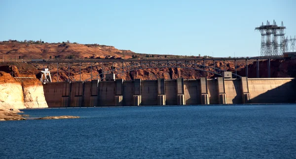 Glen canyon dam lake powell elektrisch vermogen torens lijnen arizona — Stockfoto