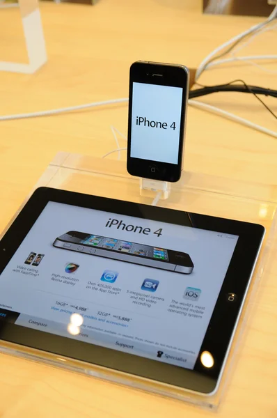 Pantalla Iphone 4 en la tienda Apple — Foto de Stock