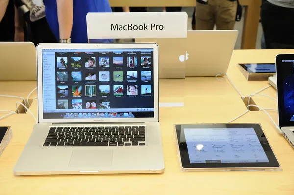 Macbook pro display na loja da Apple — Fotografia de Stock