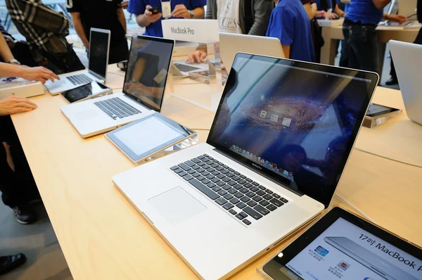 MacBook Místo zobrazí v apple store — Stock fotografie