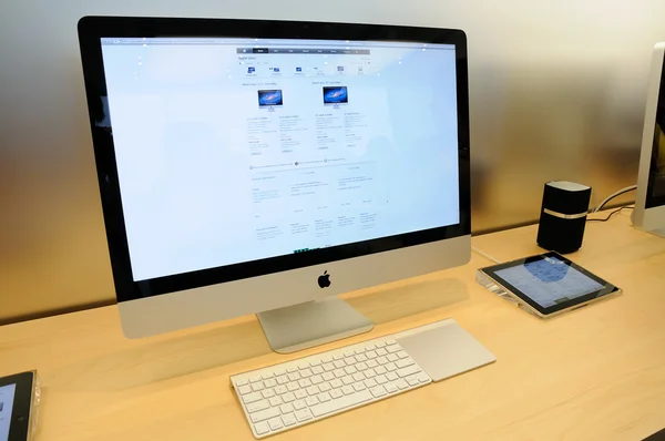 Imac display in Apple store — Stock Photo, Image