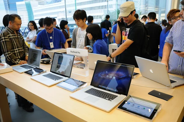 Customers trying macbook pro — Stock Photo, Image