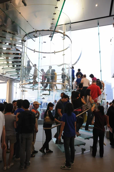 Escalier en verre dans Apple Store — Photo