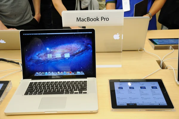 MacBook pro wyświetlania w apple store — Zdjęcie stockowe