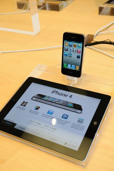 IPhone 4 weergeven in appelopslag — Stockfoto