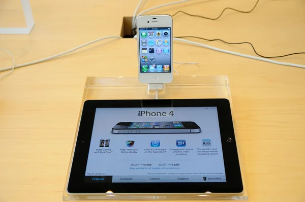 IPhone 4 display i apple store Stockbild