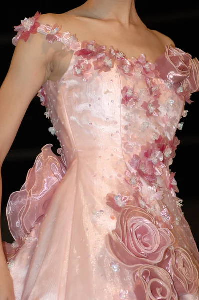 Розовое платье невесты — стоковое фото