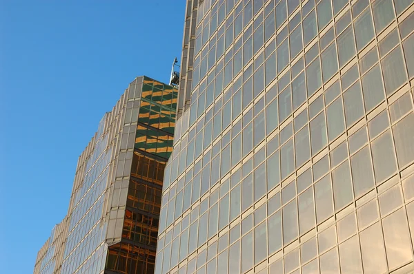 Edificio commerciale con finestra di vetro dorato — Foto Stock