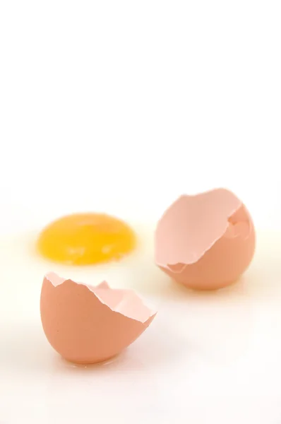 Geknacktes Ei mit seichtem Dof — Stockfoto