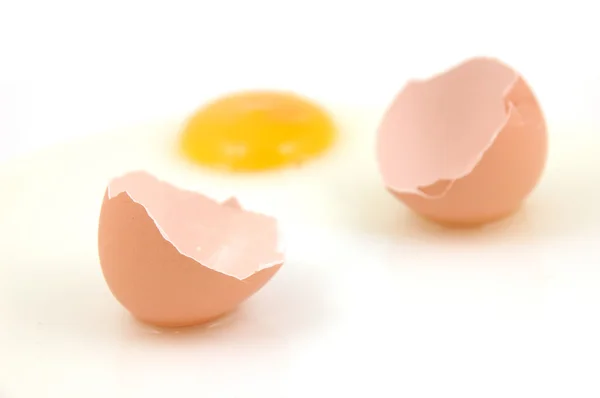 Gebarsten eieren met ondiepe dof — Stockfoto