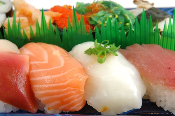 Amêijoas, salmões, lulas e sushi de atum — Fotografia de Stock