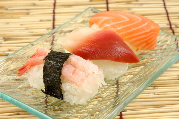 Shrimps, Surfmuscheln und Lachssushi — Stockfoto