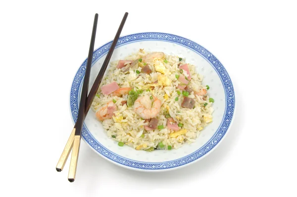 盘炒的米饭和筷子 — 图库照片