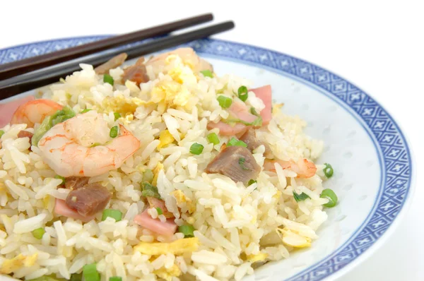 Teller mit gebratenem Reis und Stäbchen — Stockfoto