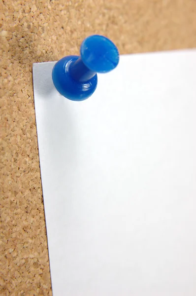 Close up of pushpin with blank note on corkboard — Stock Photo, Image