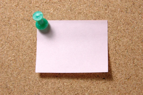 Post-it note with pushpin on corkboard — Stock Photo, Image