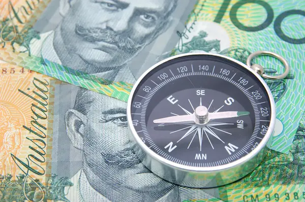 Brújula en billete de dólar australia — Foto de Stock