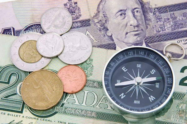 Компас по канадскому доллару — стоковое фото