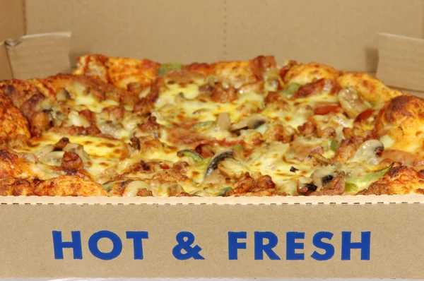 Pizza quente e fresca — Fotografia de Stock