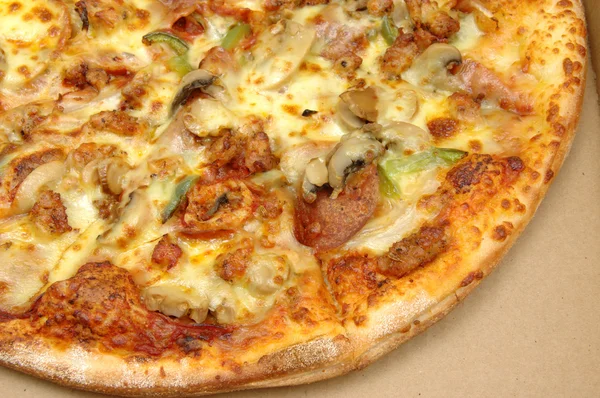 Pizza com cobertura de luxo — Fotografia de Stock