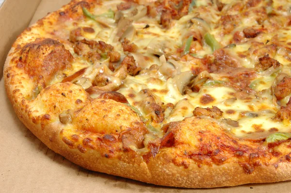 Pizza com cobertura de luxo — Fotografia de Stock